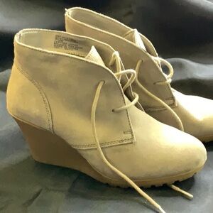 Like brand new white mountain tan booties